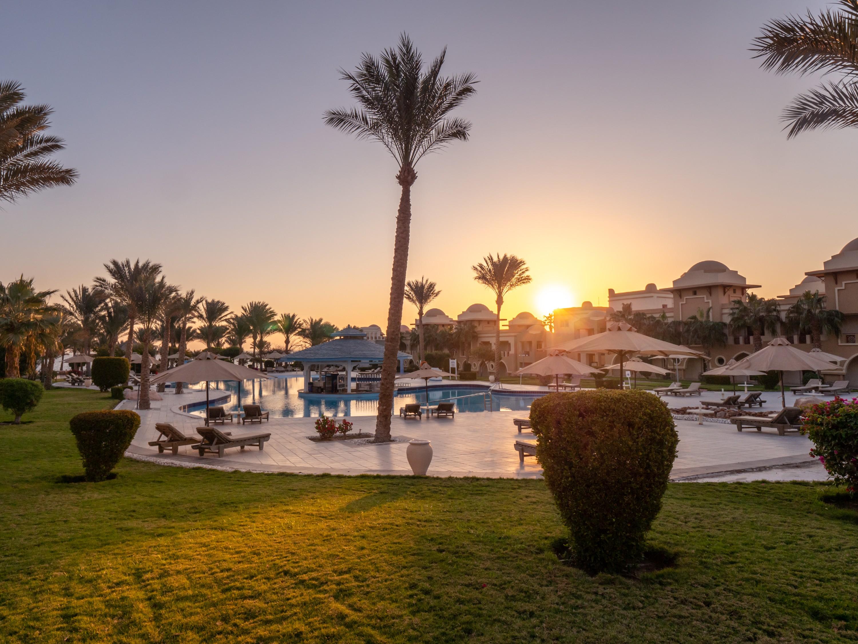 Serenity Alpha Beach - Ex Serenity Makadi Beach Екстериор снимка Sunset at the Hilton Sharm El Sheikh