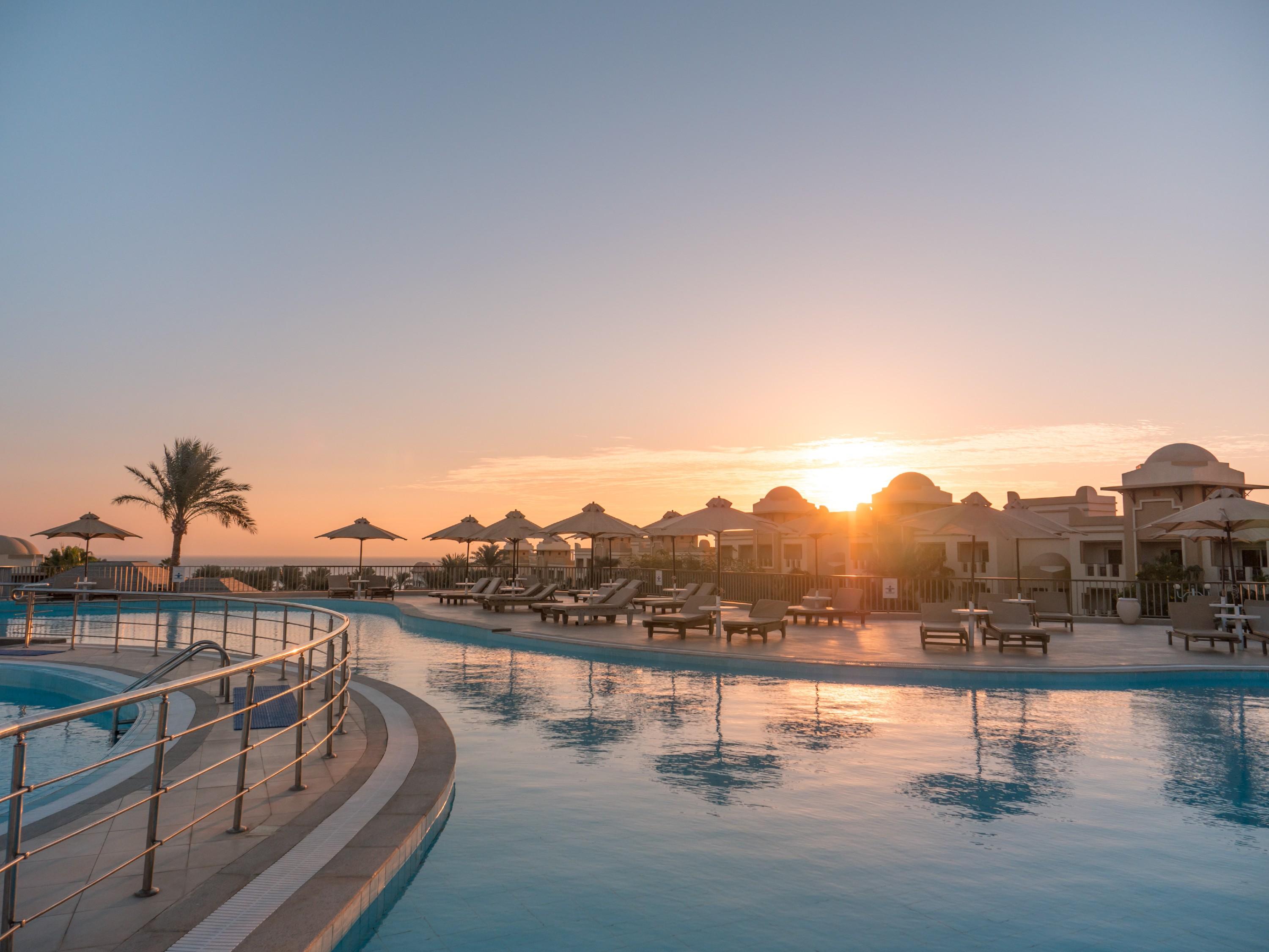 Serenity Alpha Beach - Ex Serenity Makadi Beach Екстериор снимка Sunset at the pool